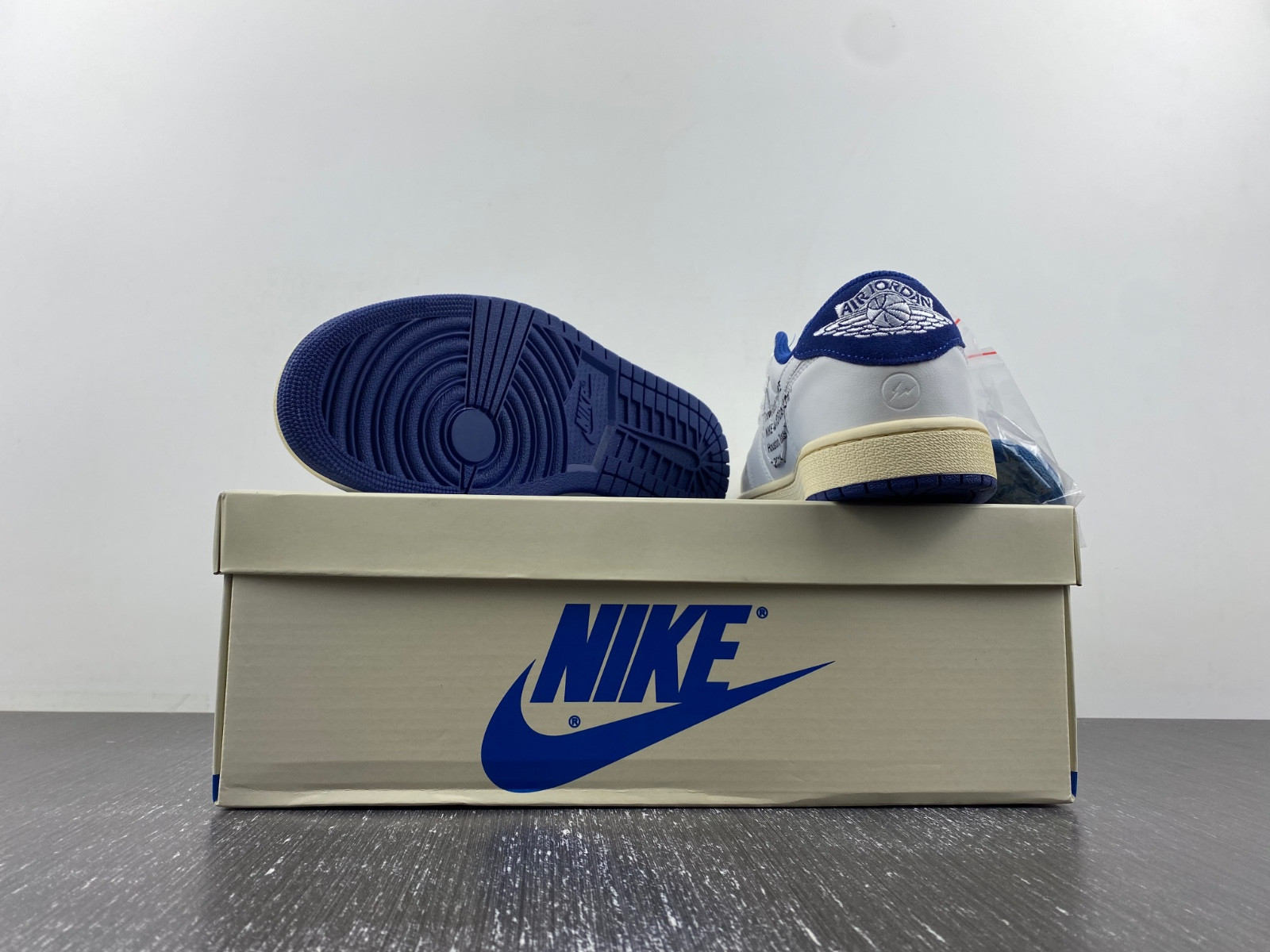 OFF-WHITE x Travis Scott x Air Jordan 1 OW DM7890-111