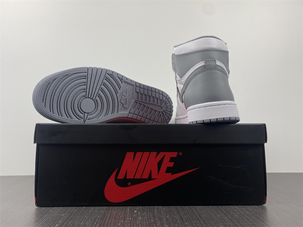 Air Jordan 1 High OG “Stealth” 555088-037