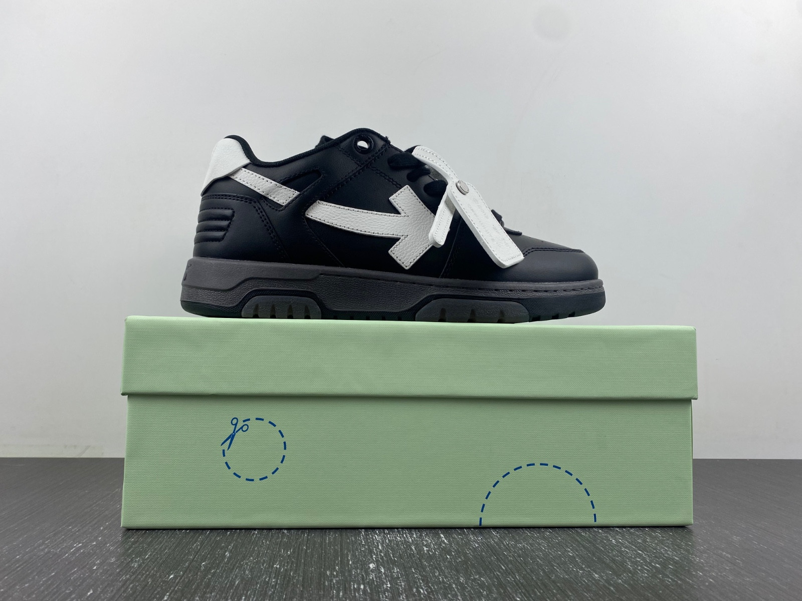 Off-White c/o Virgil Abloh