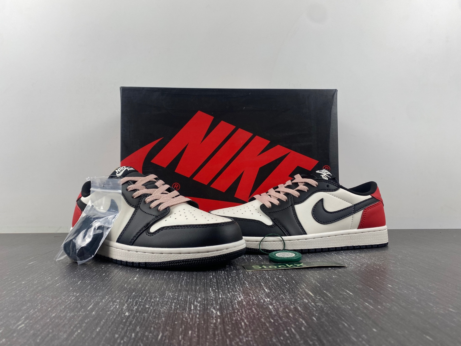 Paris Saint-Germain x Air Jordan 1 Low OG | HF8828-100