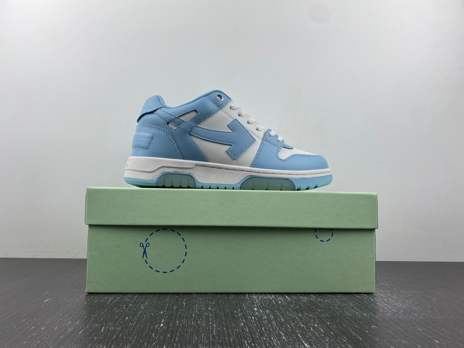 Off-White c/o Virgil Abloh