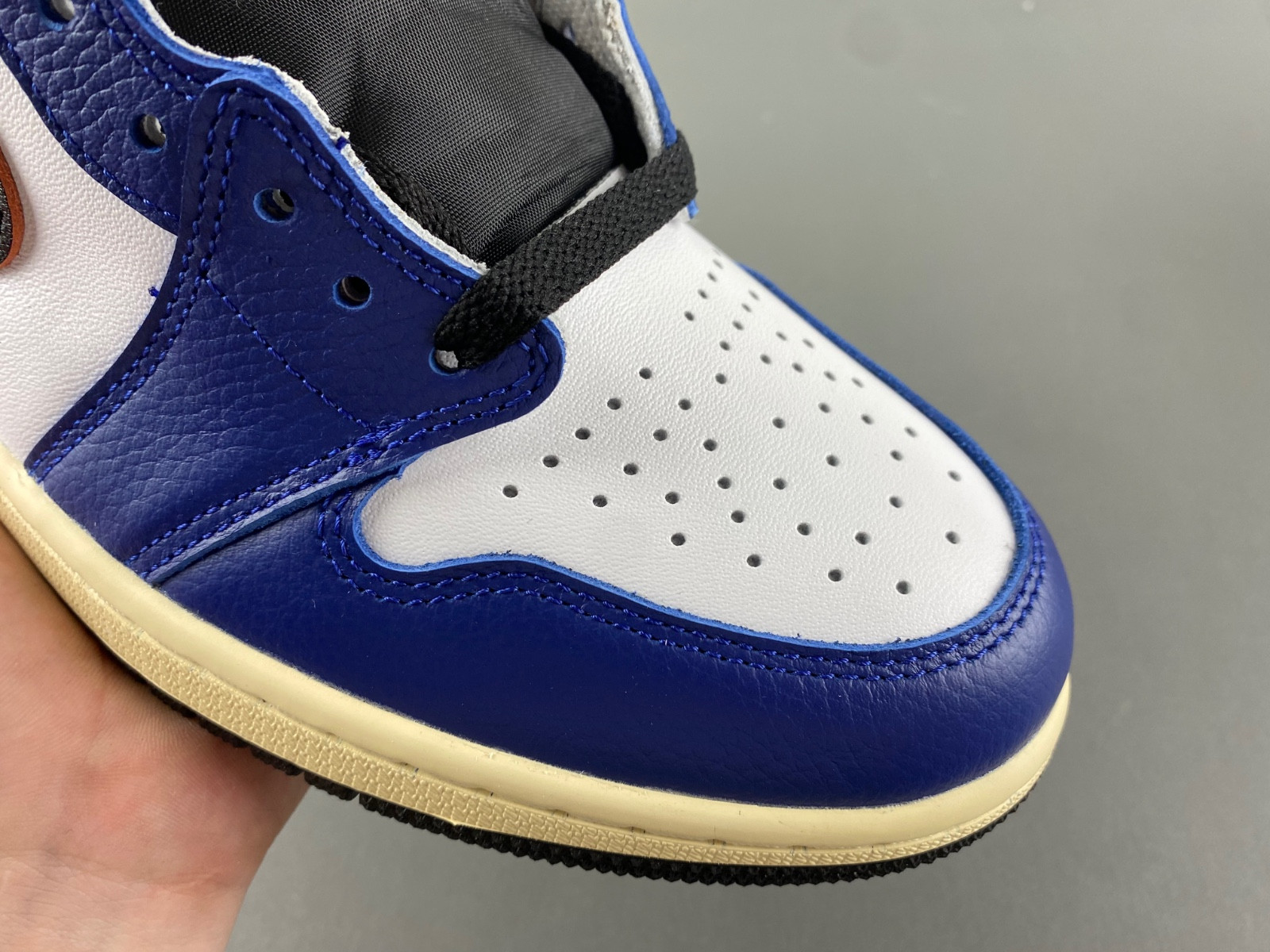 Air Jordan 1 Retro High OG "Deep Royal Blue" DZ5485-100