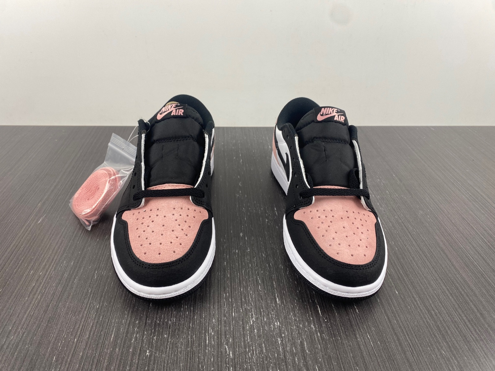 Jordan 1 Low OG Bleached Coral CZ0790-061