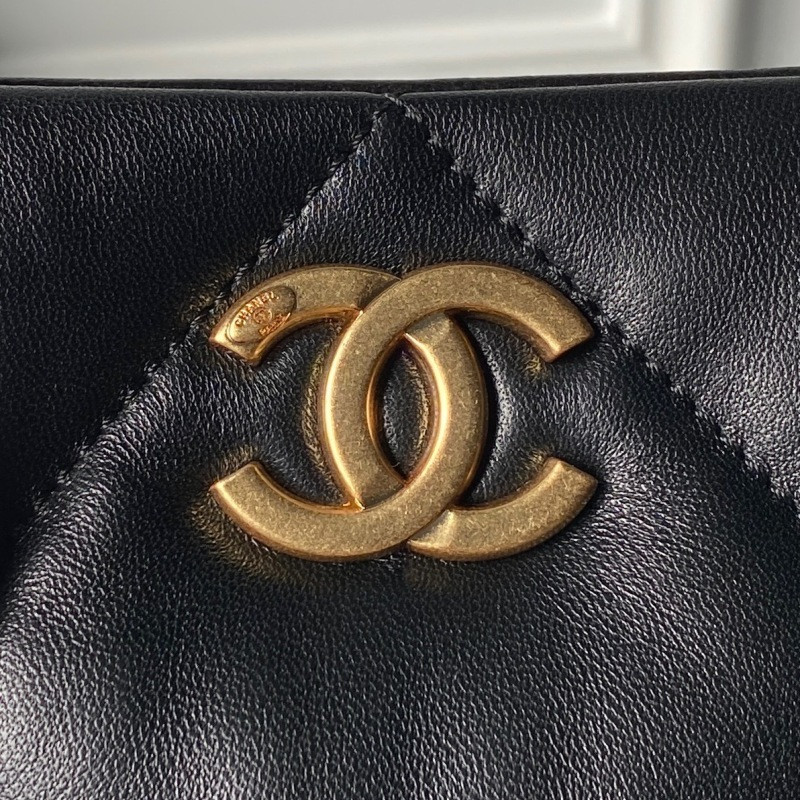 Ch**el shopping bag in shiny lambskin (as5740)