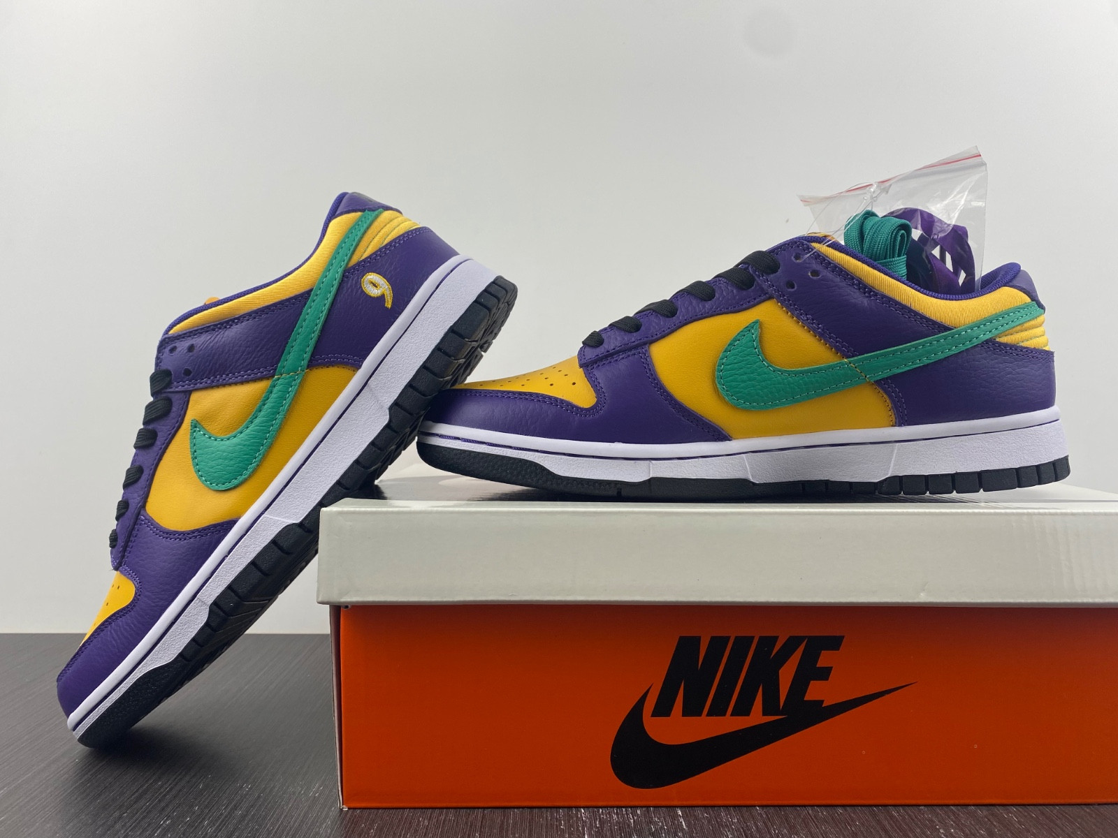 Nike Dunk Low LX Lisa Leslie (W) DO9581-500
