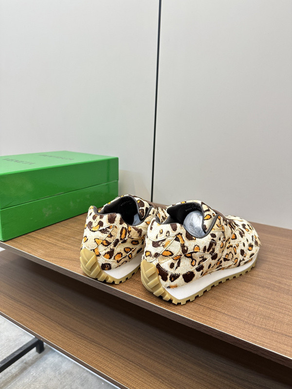 b0tt*ga Ven*ta orbit sneaker