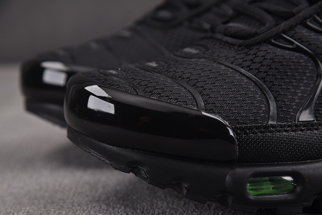 Nike Air Max Plus Black Green Strike - DM0032-024
