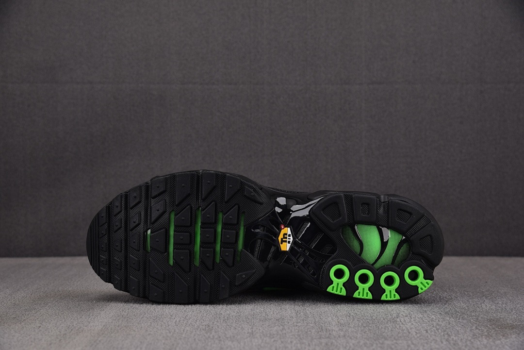Nike Air Max Plus Black Green Strike - DM0032-024
