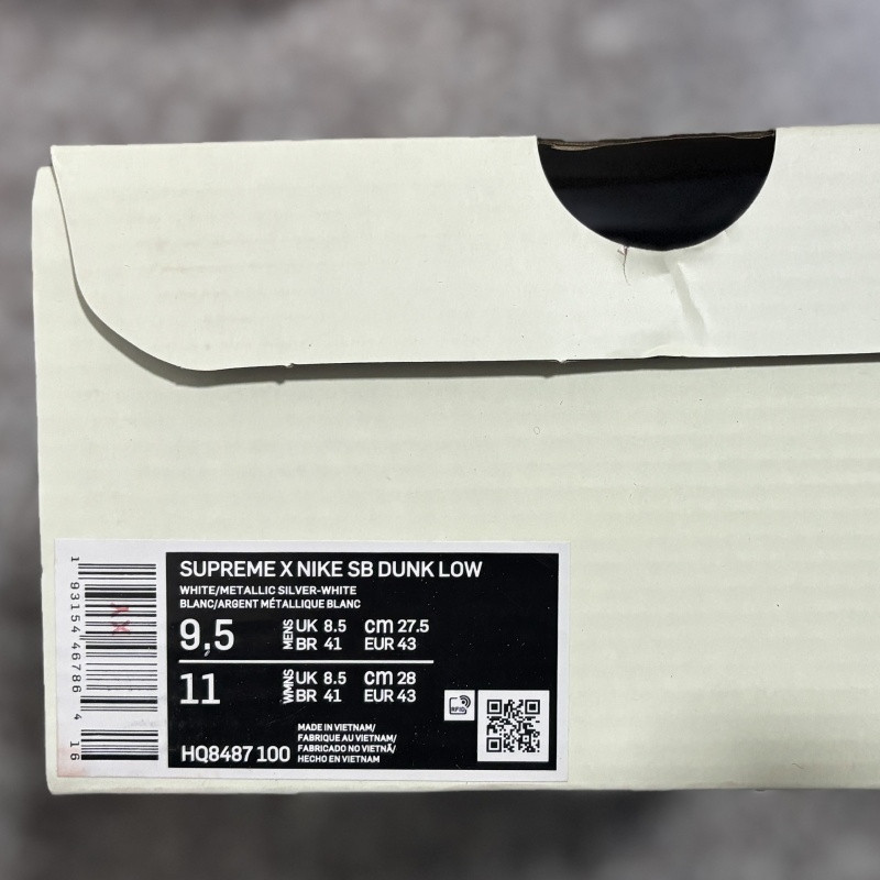S*prem* x nike sb dunk low white / metallic silver-white hq8487-100