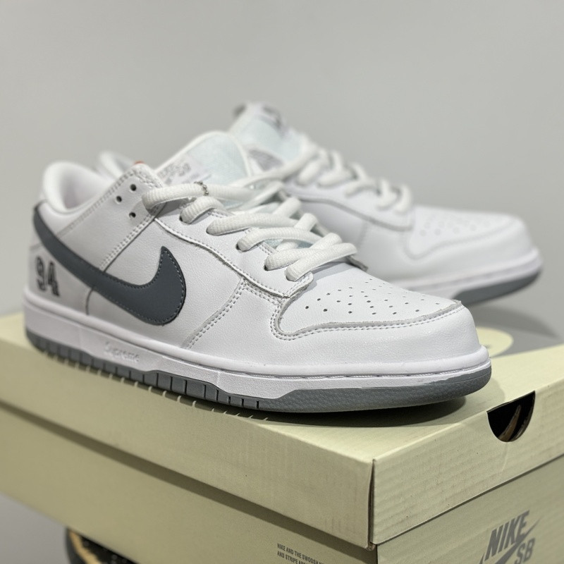 S*prem* x nike sb dunk low white / metallic silver-white hq8487-100