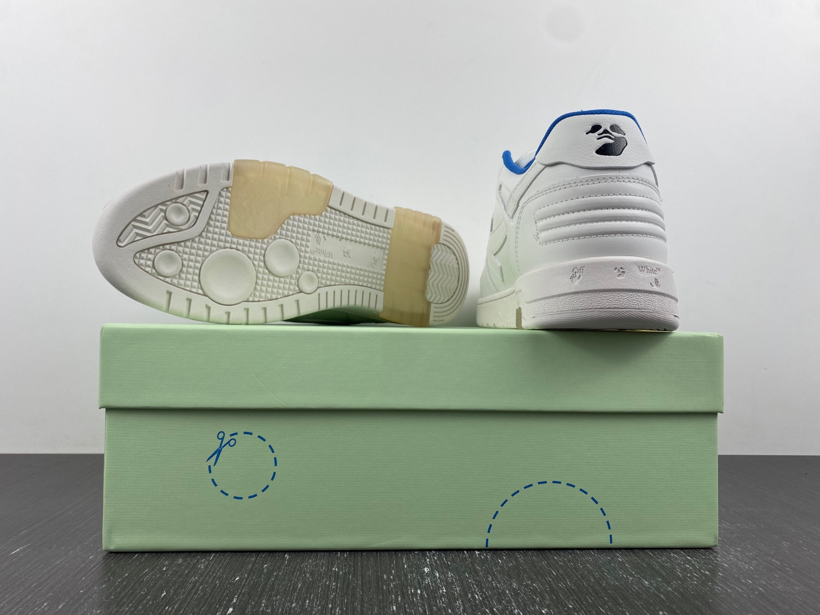 Off-White c/o Virgil Abloh