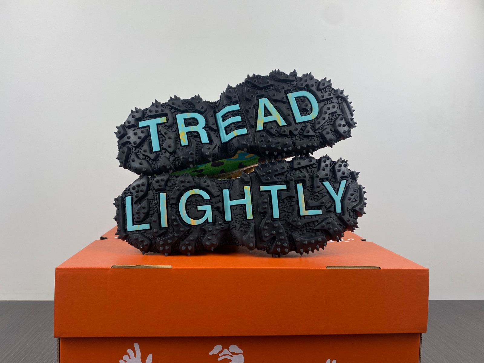 Off-White c/o Virgil Abloh