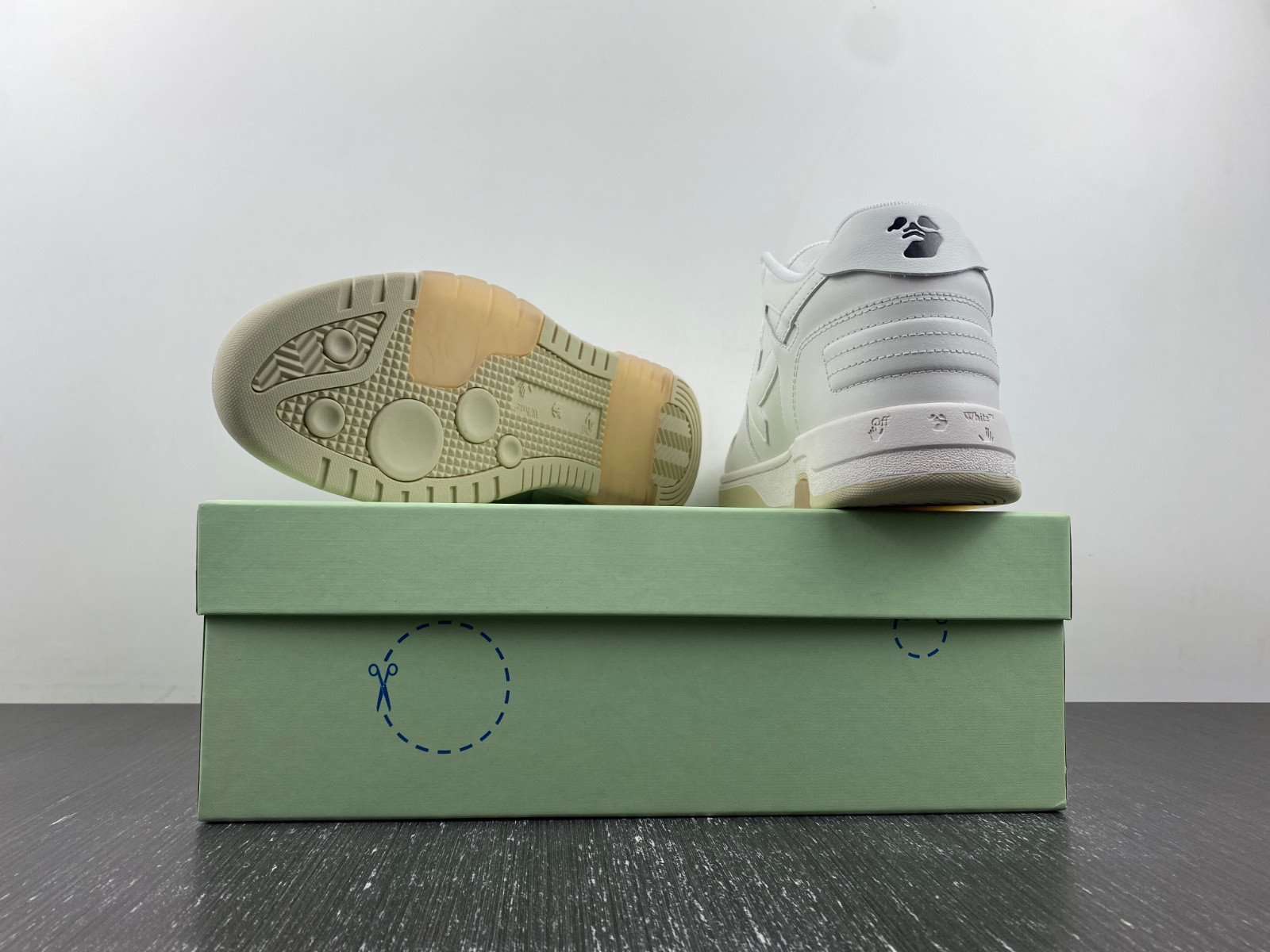 Off-White c/o Virgil Abloh