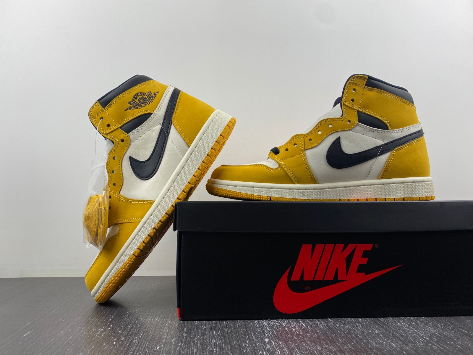 Air Jordan 1 High OG "Yellow Ochre" DZ5485-701