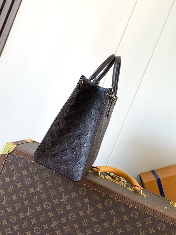 LV Onthego MM black
