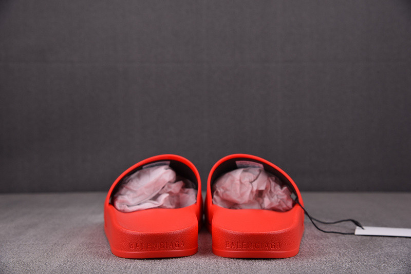 Ba*len*cia*ga red slides