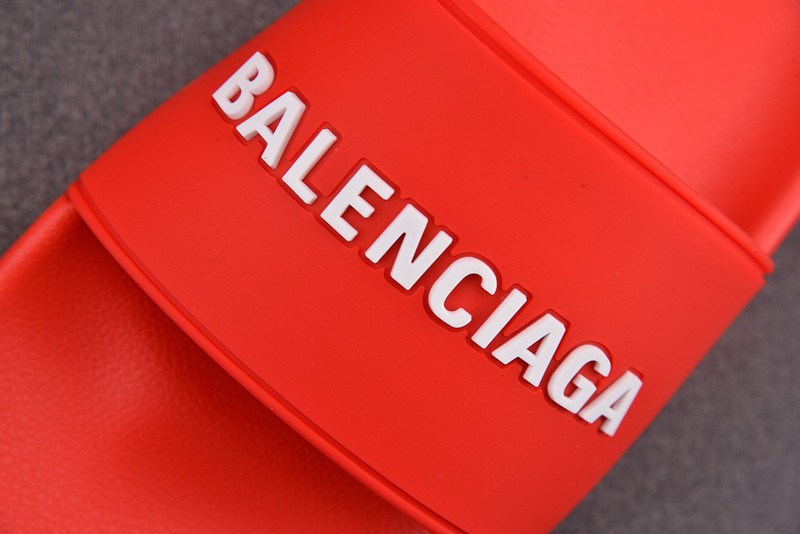 Ba*len*cia*ga red slides