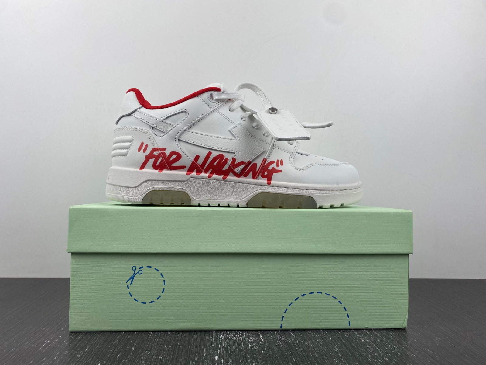 Off-White c/o Virgil Abloh