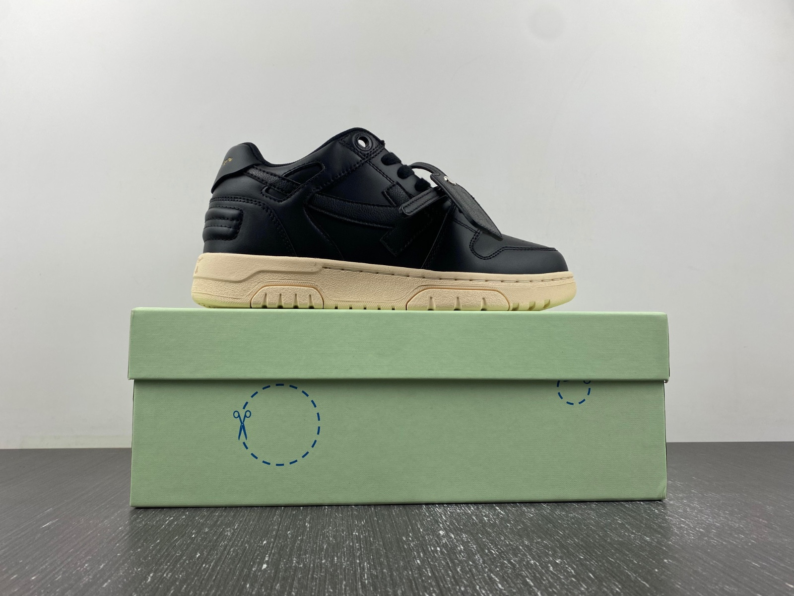 Off-White c/o Virgil Abloh