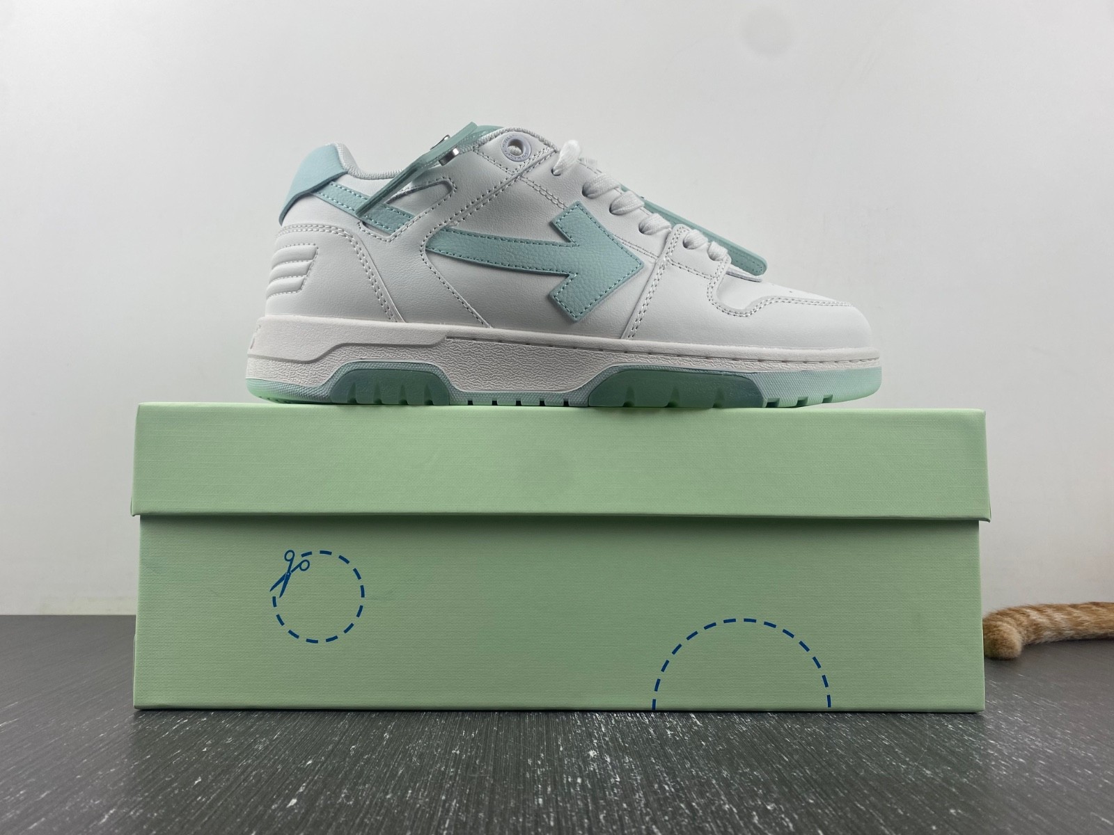 Off-White c/o Virgil Abloh