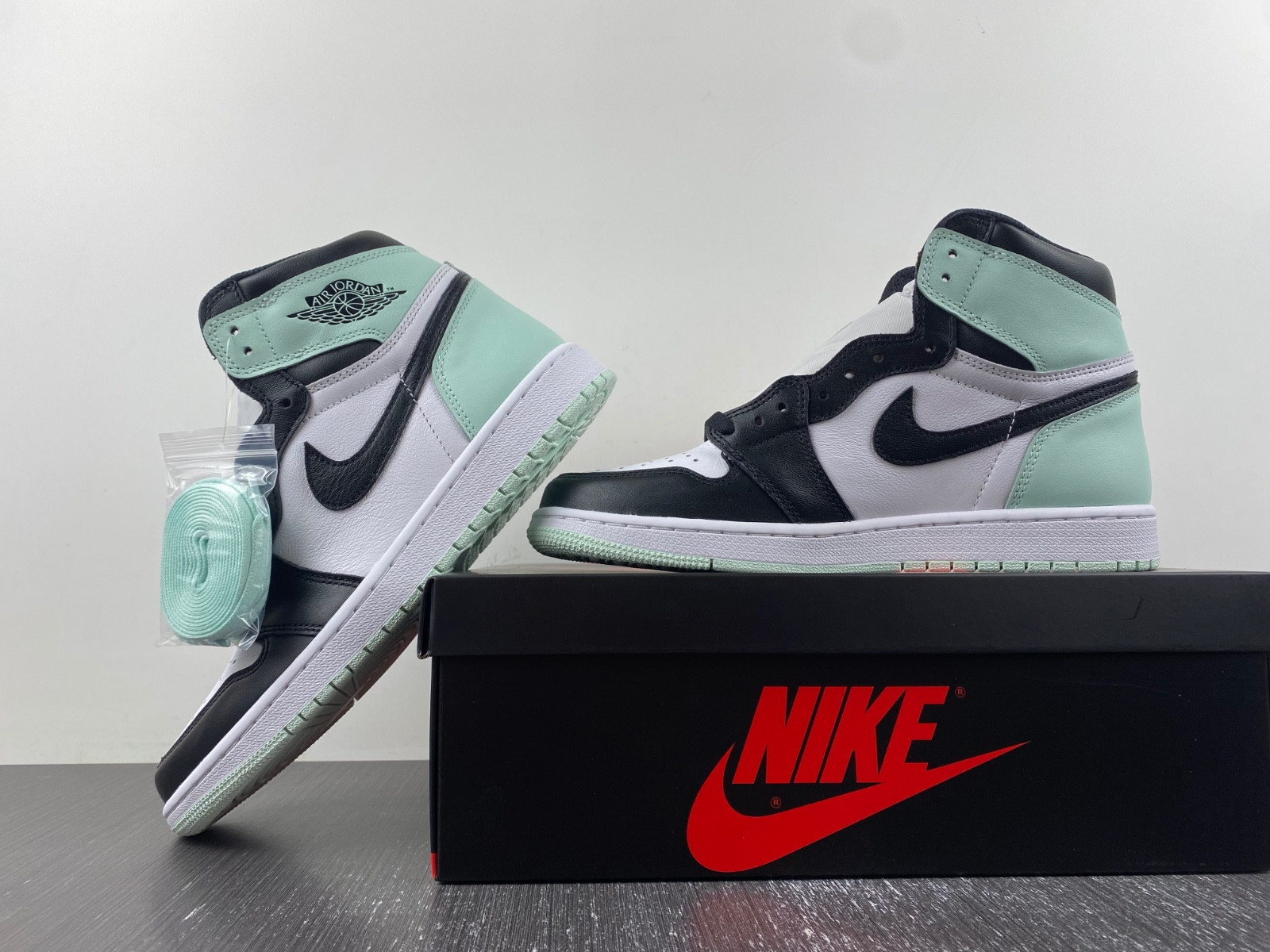 Jordan 1 Retro High Igloo Hombre - 861428-100