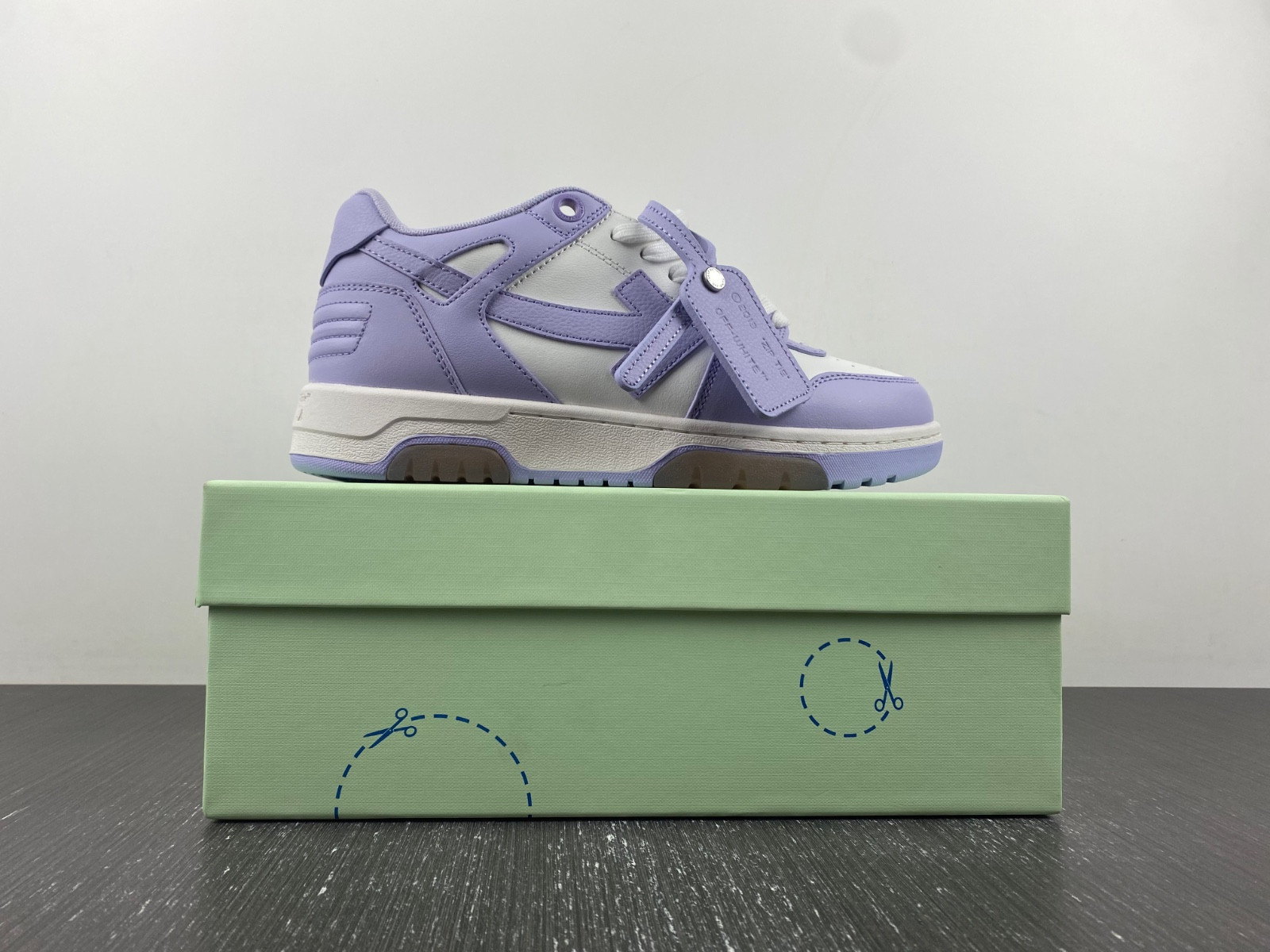 Off-White c/o Virgil Abloh