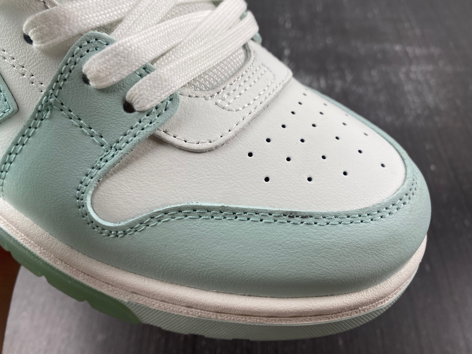 Off-White c/o Virgil Abloh