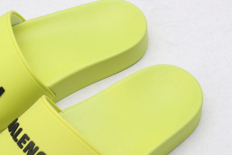 Ba*len*cia*ga green slides