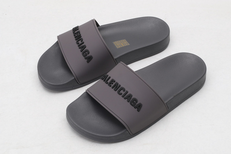 Ba*len*cia*ga grey slides