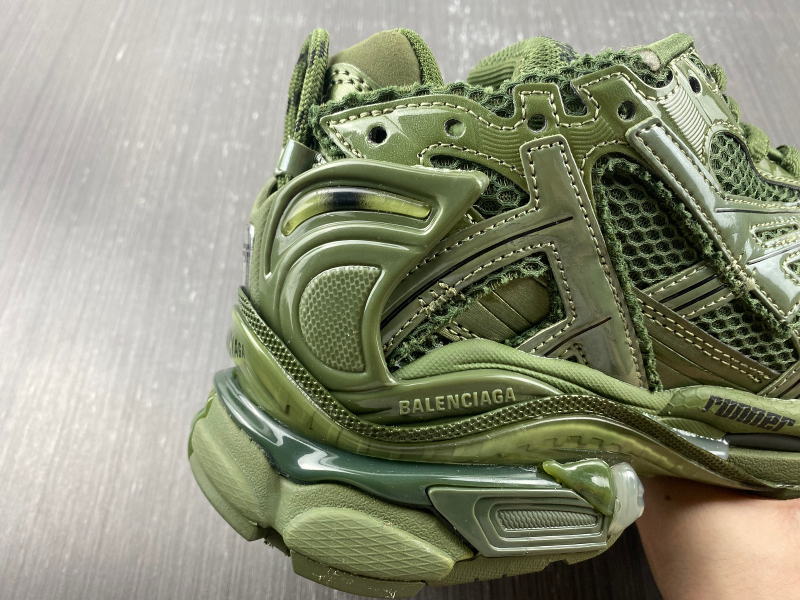 Ba*len*cia*ga runner 677402 w1rn3 2025