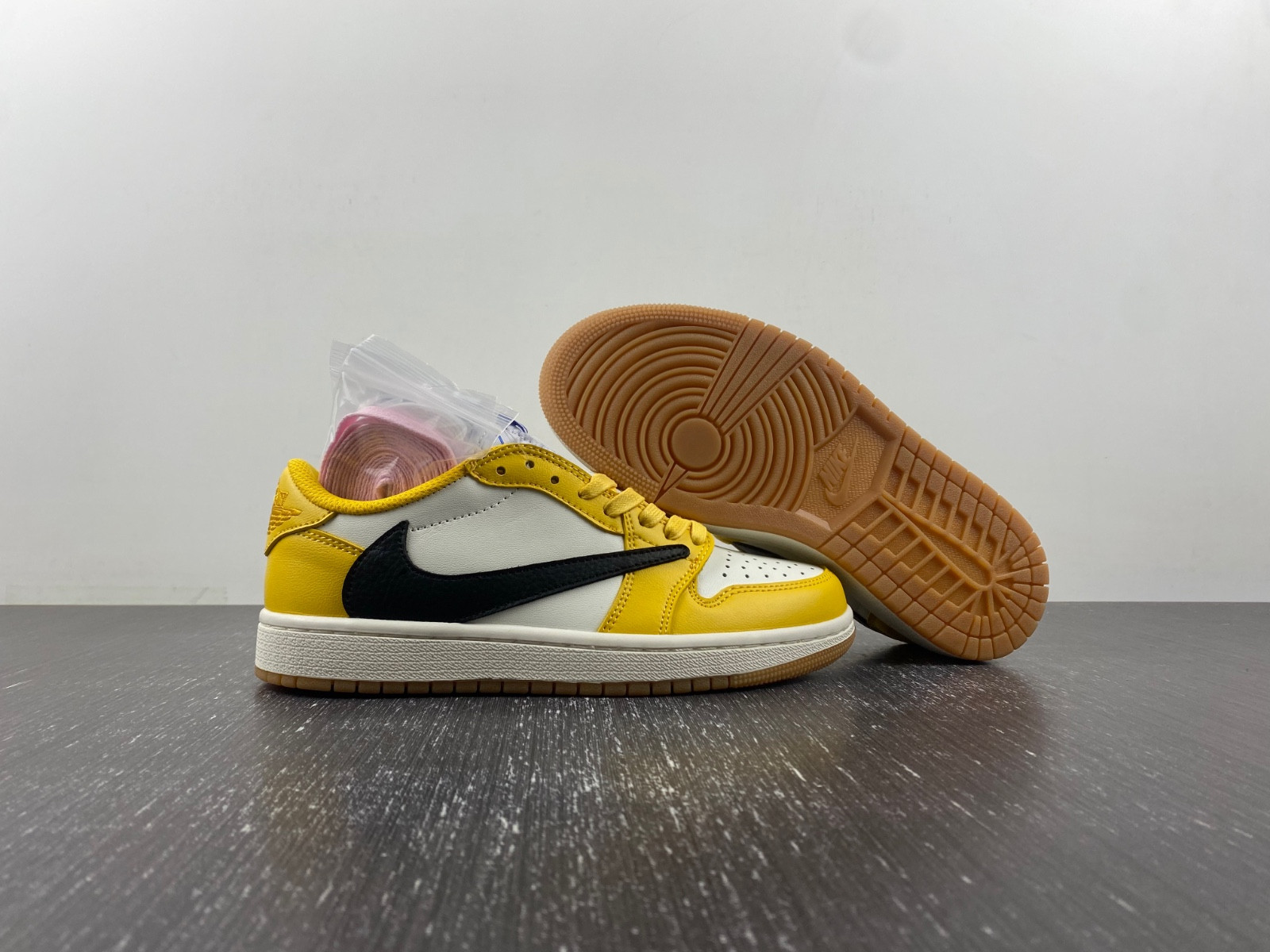 Travis Scott x Jordan 1 Low OG SP DZ4137-700